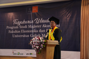 Buono Aji Santoso delivering a speech at UGM postgraduate graduation ceremony
