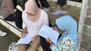 UGM students conducting discussion with cocoa farmers in Dlingo Bantul