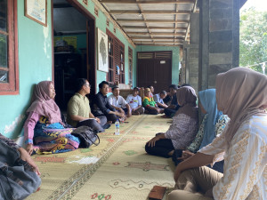 UGM students conducting discussion with cocoa farmers in Dlingo Bantul