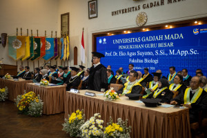 Professor Eko Agus Suyono delivering a speech on microalgae biotechnology at UGM Senate Hall