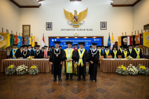 Professor Eko Agus Suyono delivering a speech on microalgae biotechnology at UGM Senate Hall