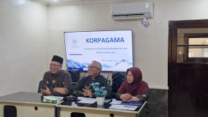 Korpagama presenting solidarity funds to retiring UGM staff