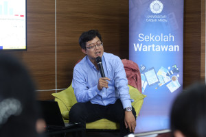 Lecturer Yudistira Hendra Permana discussing global economic uncertainty at UGM