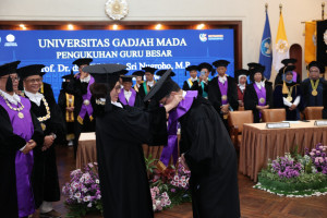 Professor Widagdo delivering an inaugural speech at UGM Senate Hall