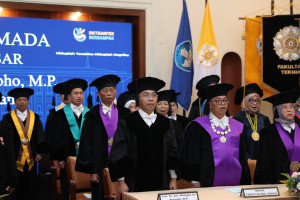 Professor Widagdo delivering an inaugural speech at UGM Senate Hall