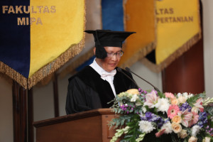 Professor Edi Winarko and Professor Tutik Wahyuningsih at the inauguration ceremony