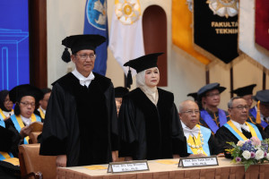 Professor Edi Winarko and Professor Tutik Wahyuningsih at the inauguration ceremony