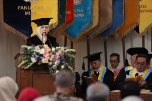 Professor Edi Winarko and Professor Tutik Wahyuningsih at the inauguration ceremony