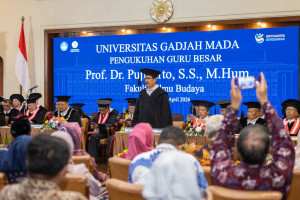 Professor Pujiharto delivering his inaugural speech at UGM Senate Hall
