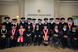 Professor Nur Aini Setiawati delivering her inaugural speech at UGM Senate Hall