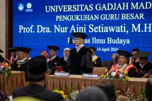 Professor Nur Aini Setiawati delivering her inaugural speech at UGM Senate Hall