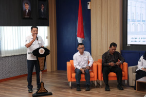 Seven UGM staff candidates presenting ideas in a public dialogue at the Faculty of Philosophy auditorium