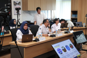 Seven UGM staff candidates presenting ideas in a public dialogue at the Faculty of Philosophy auditorium