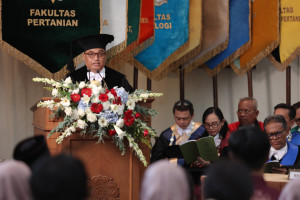 Professor Jaka Widada delivering his inaugural speech at UGM Senate Hall
