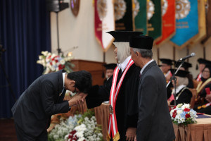 Professor Mutiah Amini delivers her inaugural speech at Universitas Gadjah Mada on Kartini Day.