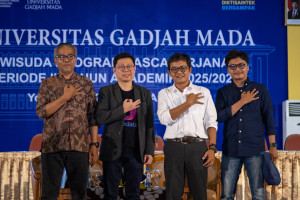 Metta Dharmasaputra delivering lecture at UGM postgraduate briefing