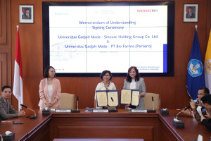 UGM Rector Ova Emilia with representatives from Bio Farma and Sinovac during the MoU signing.