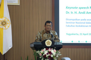 Speakers at UGM Faculty of Veterinary Medicine seminar on poultry industry outlook