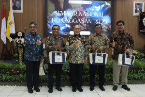 Speakers at UGM Faculty of Veterinary Medicine seminar on poultry industry outlook