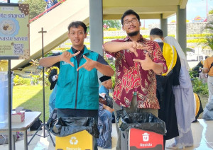 Volunteers managing food rescue at the UGM graduation event