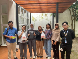 Volunteers managing food rescue at the UGM graduation event