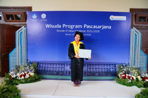 Tania Anastasya Putri at the UGM graduation ceremony.