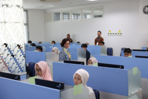 UGM Rector monitoring the computer-based UTBK examination rooms at Balairung UGM