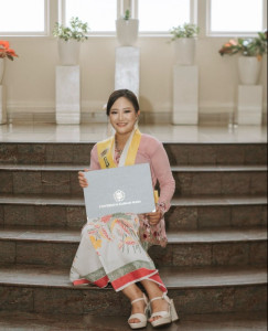 Portrait of Jessy Wijaya, the fastest and top GPA graduate at FKG UGM