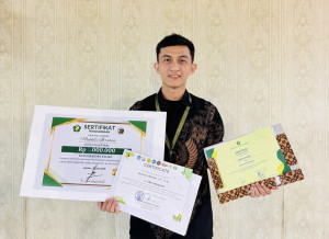 UGM doctoral student Mukhlis Ibrahim presents research on weeds for sustainable pest control.