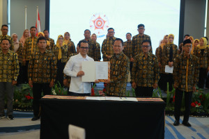 Representatives from UGM and Lampung regional administrations participate in an MoU signing event in Bandar Lampung.