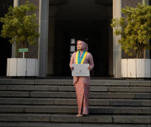 Portrait of UGM master’s graduate Putri Nabila Naziroh
