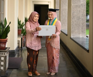 Putri Nabila and her mom 