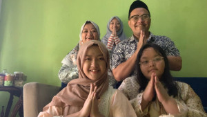 Portrait of Qiera Prameswari and her family 