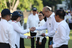 Award ceremony for long-serving UGM staff during Hardiknas