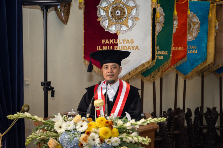 Dikukuhkan jadi Guru Besar UGM, Aris Munandar Soroti Cara Komunikasi Bahasa Inggris Masyarakat RI