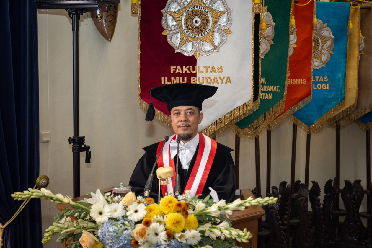 Dikukuhkan jadi Guru Besar UGM, Aris Munandar Soroti Cara Komunikasi Bahasa Inggris Masyarakat RI