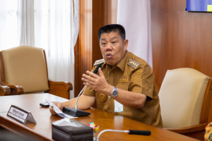 Officials from the Bangka Belitung provincial government attend the signing of a strategic partnership agreement.