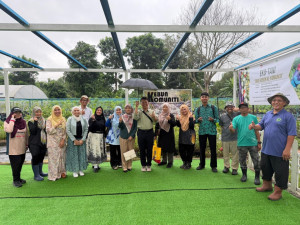 UGM researchers and village representatives assemble an agrivoltaic smart farming prototype at the Renewable Energy Laboratory.