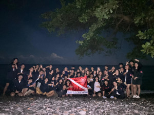 UKM Selam UGM members take a night picture at the seashore.