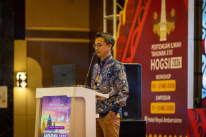 professor Gunadi giving his lecture during the workshop