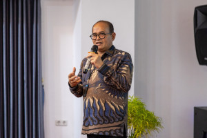 Head of BPH Migas Wahyudi Anas delivers a public lecture at UGM on fuel distribution in Indonesia.