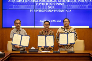 UGM leaders and partners sign a cooperation agreement on KHDTK land management at the UGM Central Office.