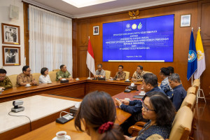 Representatives from UGM, the Ministry of Agriculture, and PT SGN discuss agroforestry-based land management.