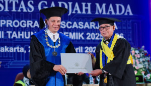 Djoko Slamet Pudjorahardjo during the UGM postgraduate commencement ceremony at Grha Sabha Pramana.