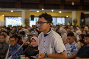 UGM prospective graduates participate in a leadership and career briefing ahead of the 2025 graduation ceremony.