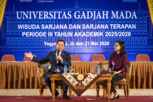 DPD RI Chair Sultan Bachtiar Najamudin delivers a briefing to UGM prospective graduates at Grha Sabha Pramana.