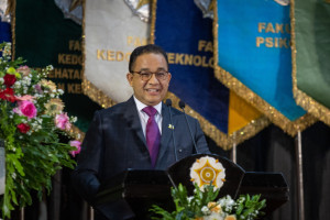 Anies Baswedan speaks to UGM graduates about resilience and integrity in professional life.