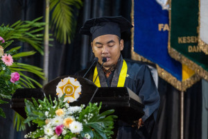 UGM graduate Siham Hamda Zaula shares his experience as a student with autism during the graduation ceremony.