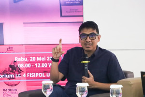 Zainal Arifin Mochtar is speaking during a seminar on village cooperatives and public policy.