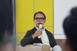 Andreas Budi Widyanta is speaking during a seminar on village cooperatives and public policy in Fisipol UGM.